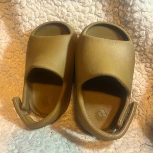 Pair of kid adidas Yeezy slides super comfortable size is 5k 9/10 condition